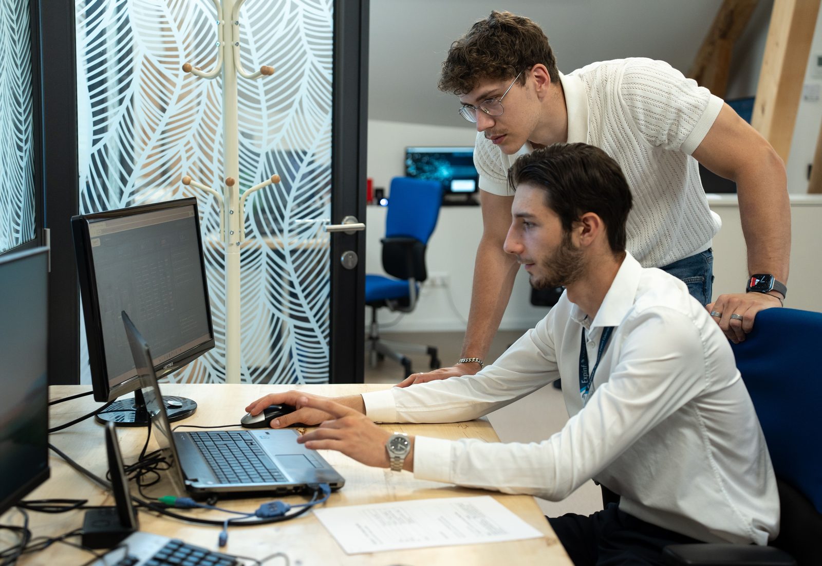 Deux consultants Expinfo analysent un probl&egrave;me de s&eacute;curit&eacute;